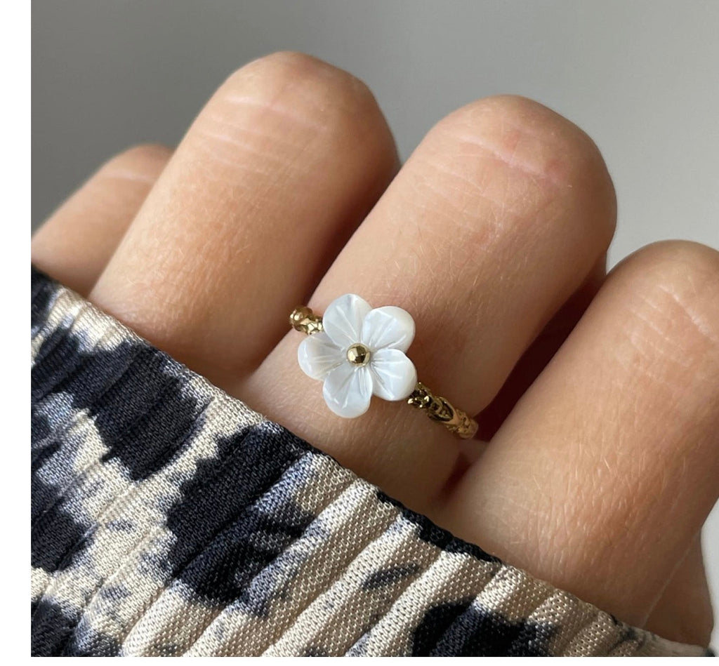 ✨ Ensemble Florina – Boucles d’oreilles & bague en forme de fleur ✨